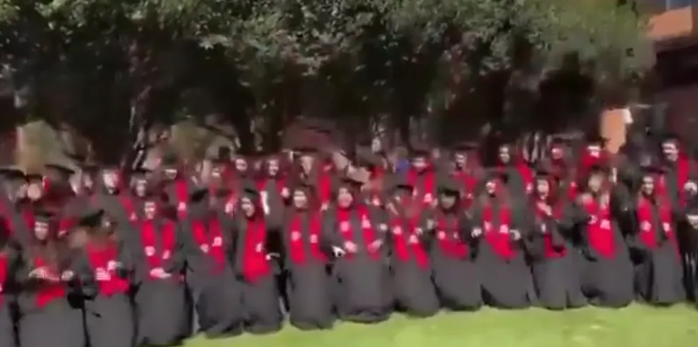 MOMENTO CAEN ESTUDIANTES GRADAS2