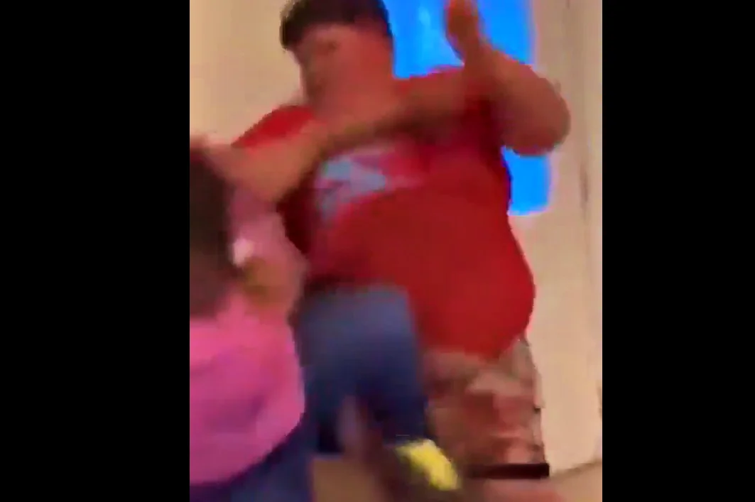 NIÑO GOLPES MADRE