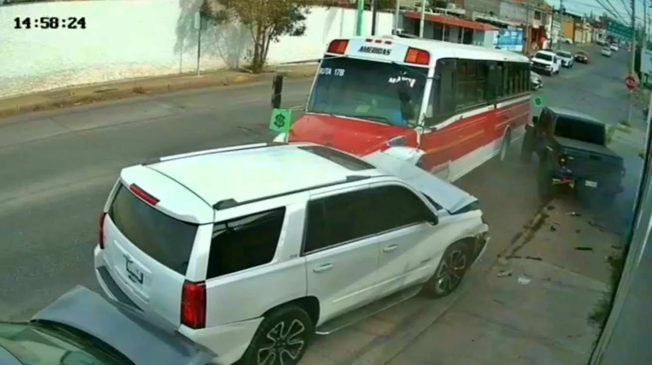 CAMION CHOCA VEHICULOS